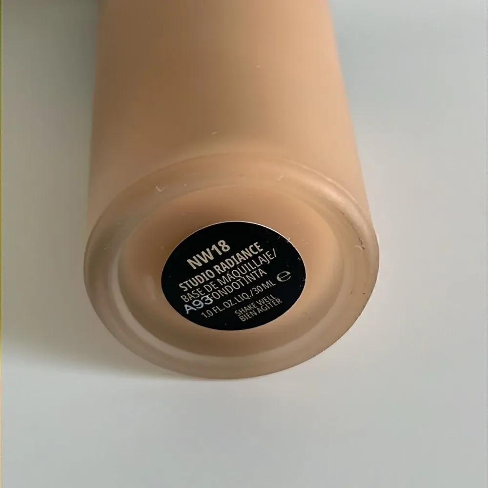 MAC Studio Radiance Foundation NW18